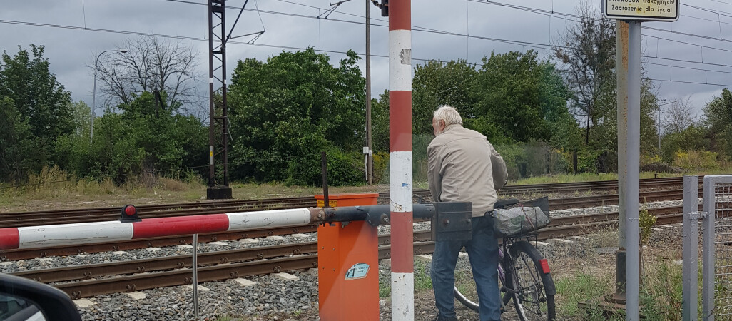 Zamknięte rogatki dla tego cyklisty nie stanowiły problemu - VIDEO 