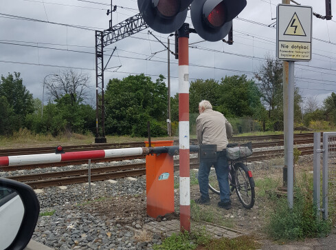 Zamknięte rogatki dla tego cyklisty nie stanowiły problemu - VIDEO  - grafika