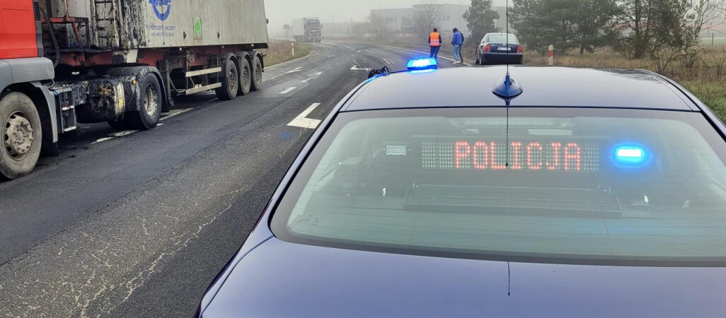 Cuchnąca maź na drodze i blokada DK11