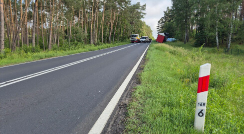 Blokada na DK11. Tir wjechał do rowu - grafika