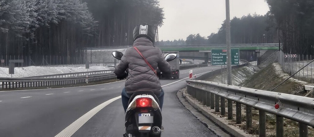 Ona na skuterze, on na rowerze. Obydwoje zapłacą za jazdę drogą ekspresową 