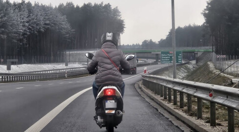 Ona na skuterze, on na rowerze. Obydwoje zapłacą za jazdę drogą ek - grafika