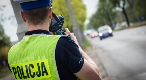 Pijany motocyklista ukrył się w rzepaku i zgolił wąsy, by zmylić  - grafika