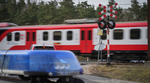 43-latka policjanci ściągnęli z torów tuż przed nadjeżdżającym - grafika