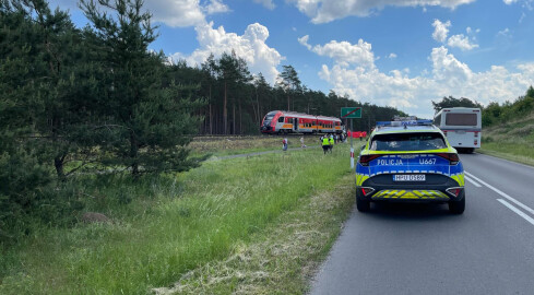 Śmiertelna ofiara wypadku na torach. Auto wjechało pod pociąg - grafika