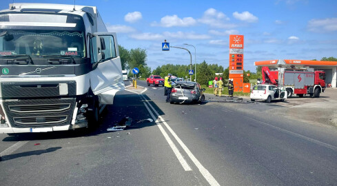 Wypadek w Ługach Ujskich. Zablokowana droga - grafika