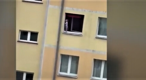 2-letni chłopczyk znów stał na parapecie mieszkania na 3 piętrze   - grafika