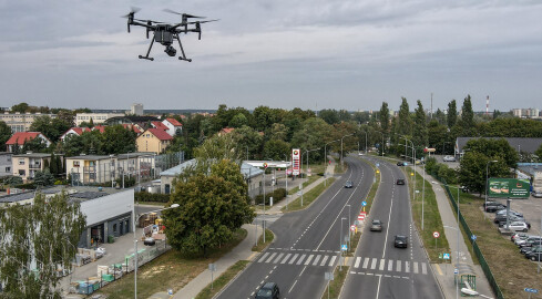 Policyjny dron nad pilskimi ulicami - grafika