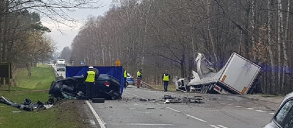 Czołowe zderzenie tira i BMW. Kierowca osobówki zginął na miejscu 