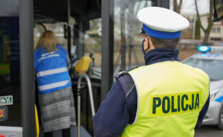 Pilska drogówka i sanepid kontrolują pasażerów autobusów 