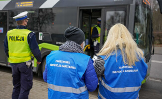 Pilska drogówka i sanepid kontrolują pasażerów autobusów 