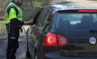 Pijany kierowca oddał pod opiekę auto... poszukiwanemu 