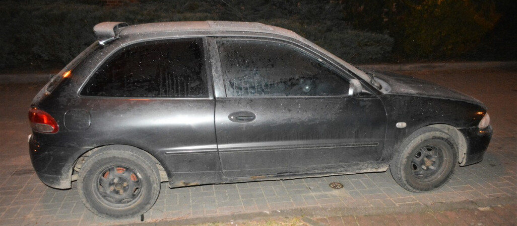 Ukradł samochód, a wcześniej skopał inne auta na parkingu 