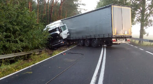 Kolizja na DK 11. TiR wpadł do rowu  - grafika