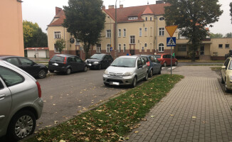 Wywiadówka w pilskim LO: rodzice parkują gdzie popadnie