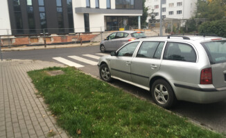 Wywiadówka w pilskim LO: rodzice parkują gdzie popadnie