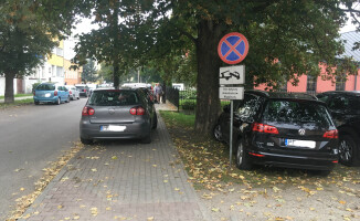 Wywiadówka w pilskim LO: rodzice parkują gdzie popadnie