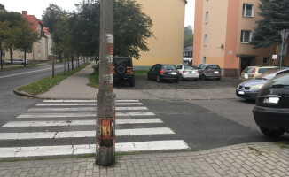 Wywiadówka w pilskim LO: rodzice parkują gdzie popadnie