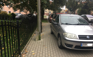 Wywiadówka w pilskim LO: rodzice parkują gdzie popadnie