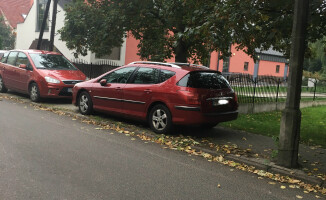 Wywiadówka w pilskim LO: rodzice parkują gdzie popadnie