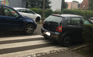 Wywiadówka w pilskim LO: rodzice parkują gdzie popadnie