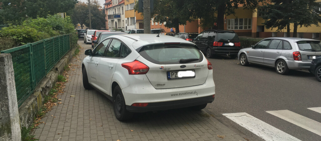 Wywiadówka w pilskim LO: rodzice parkują gdzie popadnie