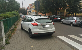 Wywiadówka w pilskim LO: rodzice parkują gdzie popadnie