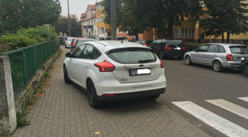 Wywiadówka w pilskim LO: rodzice parkują gdzie popadnie - grafika