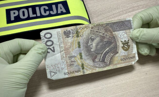 Płacili imitacją banknotów. Oszukali trzy sklepy w Pile 