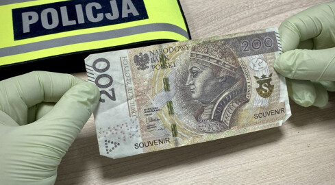 Płacili imitacją banknotów. Oszukali trzy sklepy w Pile  - grafika