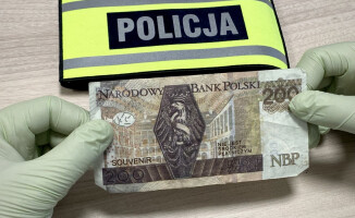 Płacili imitacją banknotów. Oszukali trzy sklepy w Pile 