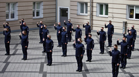 Policjanci złożyli ślubowanie. Czterech z nich trafi do Piły  - grafika