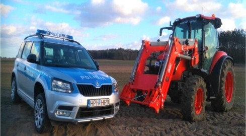 Stracił palce, bo wygarniał dłonią zboże z włączonej maszyny  - grafika