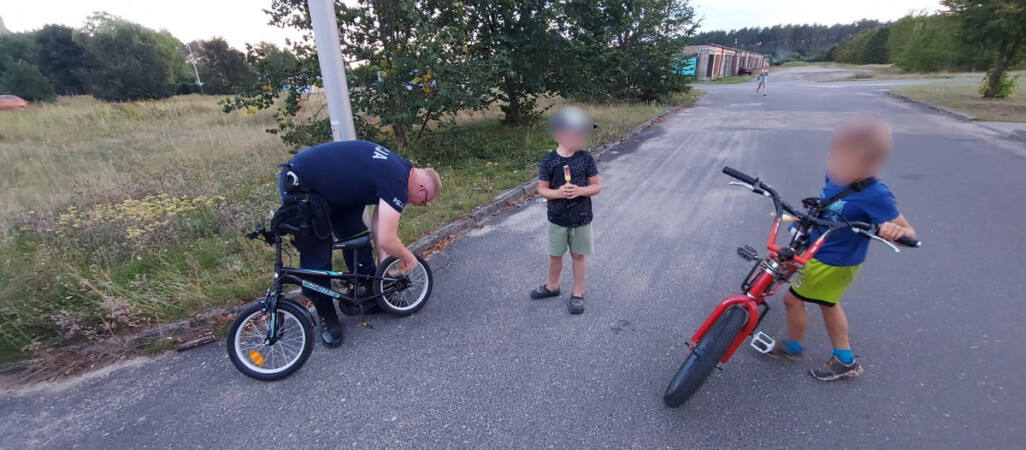 Maluchy zgłosiły interwencję. Policjanci pomogli 