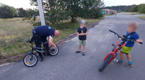 Maluchy zgłosiły interwencję. Policjanci pomogli  - grafika