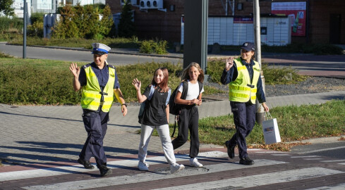 "Pomachaj kierowcy" - zachęcają policjanci. Dlaczego?  - grafika