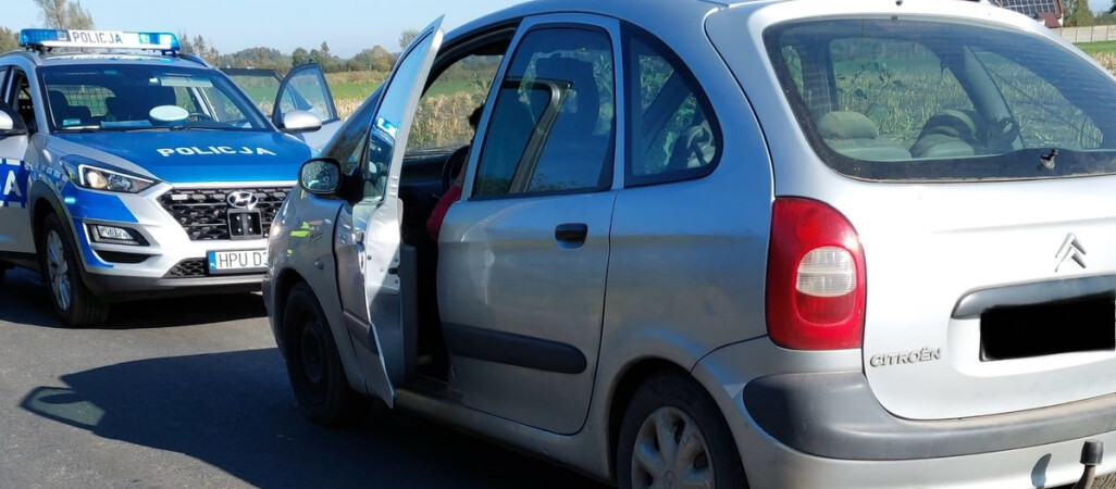 Pijany i bez uprawnień kierował pojazdem. Obok trzeźwa pasażerka i z ważnym prawem jazdy