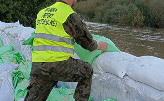 Terytorialsi umacniają wały przeciwpowodziowe i uratowali kota 