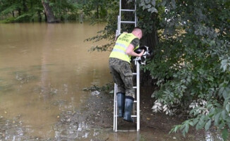 Terytorialsi umacniają wały przeciwpowodziowe i uratowali kota 