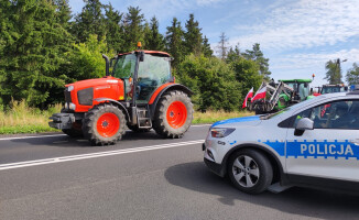 Trwa rolniczy protest i blokada DK11 [ZDJĘCIA]