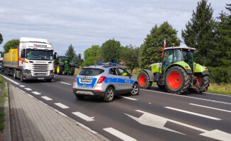 Trwa rolniczy protest i blokada DK11 [ZDJĘCIA]