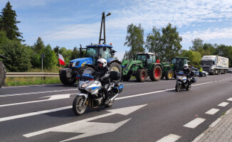 Trwa rolniczy protest i blokada DK11 [ZDJĘCIA]