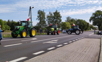 Trwa rolniczy protest i blokada DK11 [ZDJĘCIA]