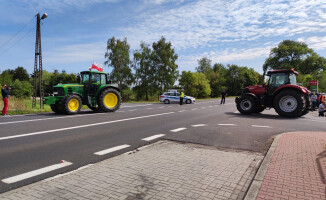 Trwa rolniczy protest i blokada DK11 [ZDJĘCIA]