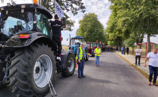 Trwa rolniczy protest i blokada DK11 [ZDJĘCIA]