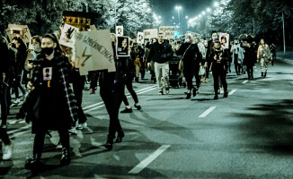 Czarny spacer. Ponad dwa tysiące ludzi na ulicach - ZDJĘCIA 