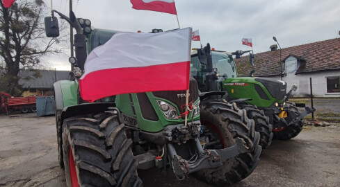 Traktory ruszyły, zablokowane drogi w regionie. Trwa protest rolnikó - grafika