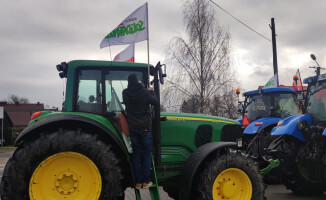 Traktory ruszyły, zablokowane drogi w regionie. Trwa protest rolników