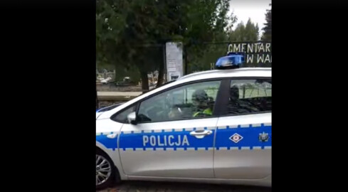 Zostali spisani przez policję za hasło Strajku Kobiet  - grafika