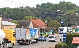 Rolnicy blokują drogi krajowe także u nas w regionie - ZDJĘCIA 